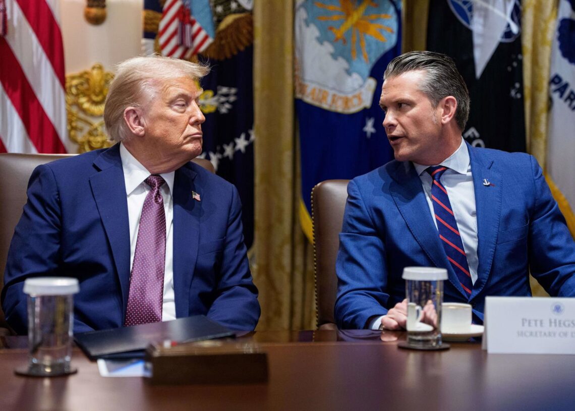 Archivo - El presidente de Estados Unidos, Donald Trump, y el secretario de Defensa, Pete HesgsethEuropa Press/Contacto/Aaron Schwartz - Pool via CN