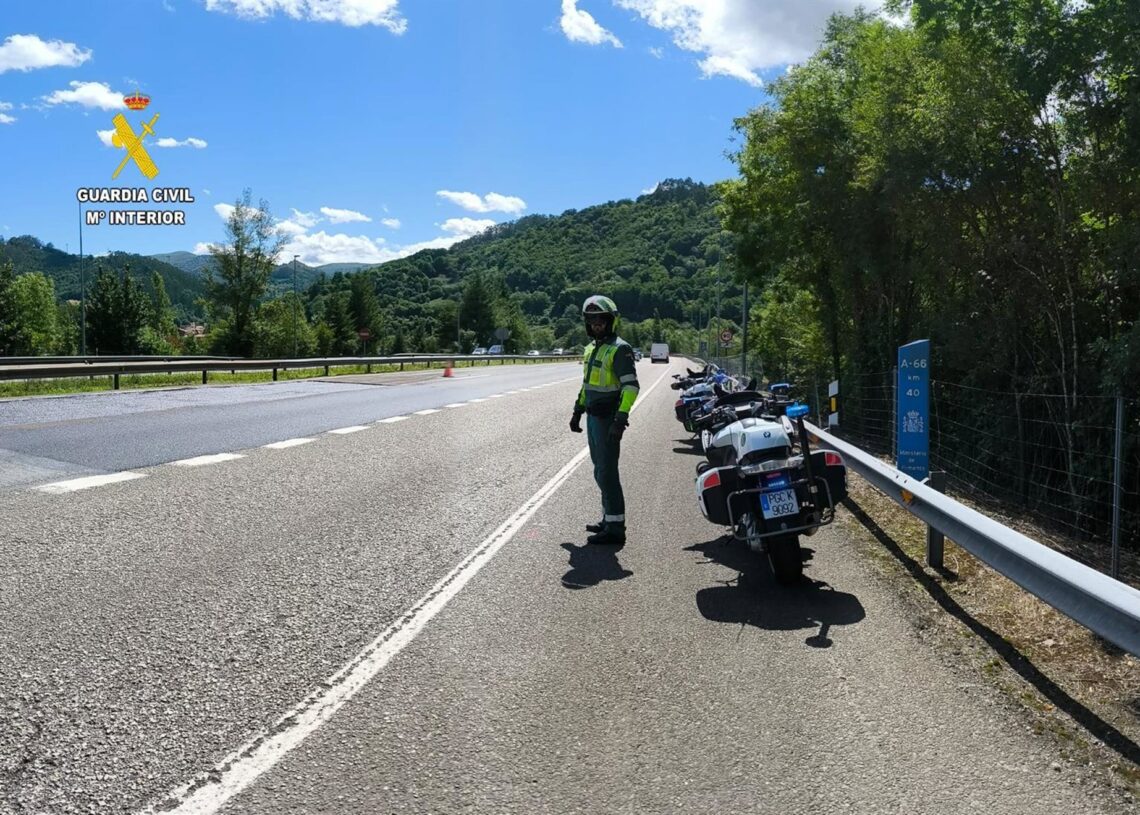 Archivo - Un agente de la Guardia Civil de Tráfico.GUARDIA CIVIL - Archivo
