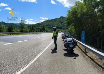 Archivo - Un agente de la Guardia Civil de Tráfico.GUARDIA CIVIL - Archivo