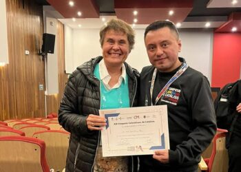 Helir Joseph Muñoz, tras recibir el premio a la mejor tesis doctoral, junto a la profesora Aída Liliana Barbosa, homenajeada en el congreso.UPNA