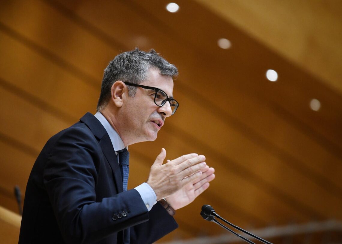 El ministro de la Presidencia, Justicia y Relaciones con las Cortes, Félix Bolaños, interviene durante una sesión de control al Gobierno en el Senado.Fernando Sánchez - Europa Press