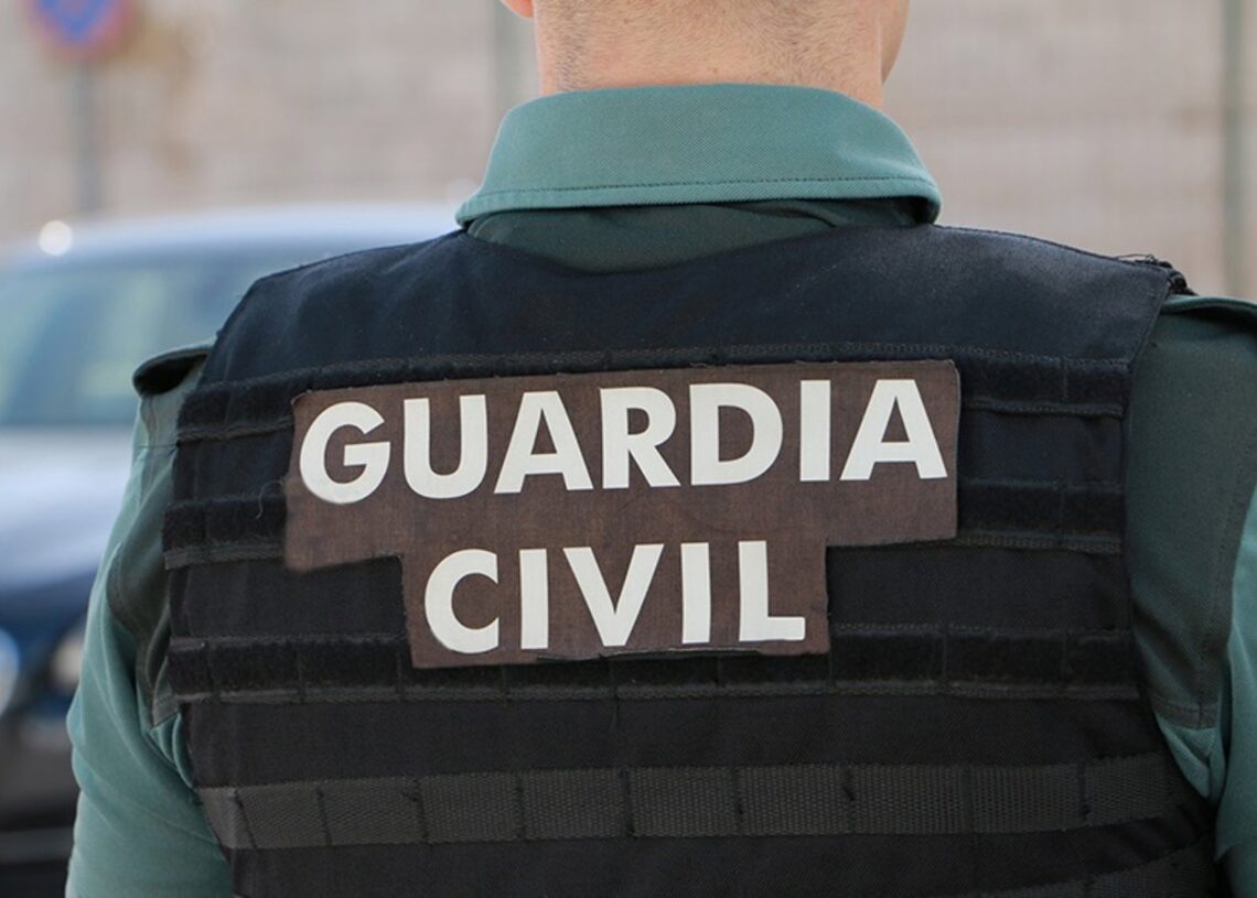 Archivo - Un agente de la Guardia Civil, de espaldas, archivoGUARDIA CIVIL - Archivo