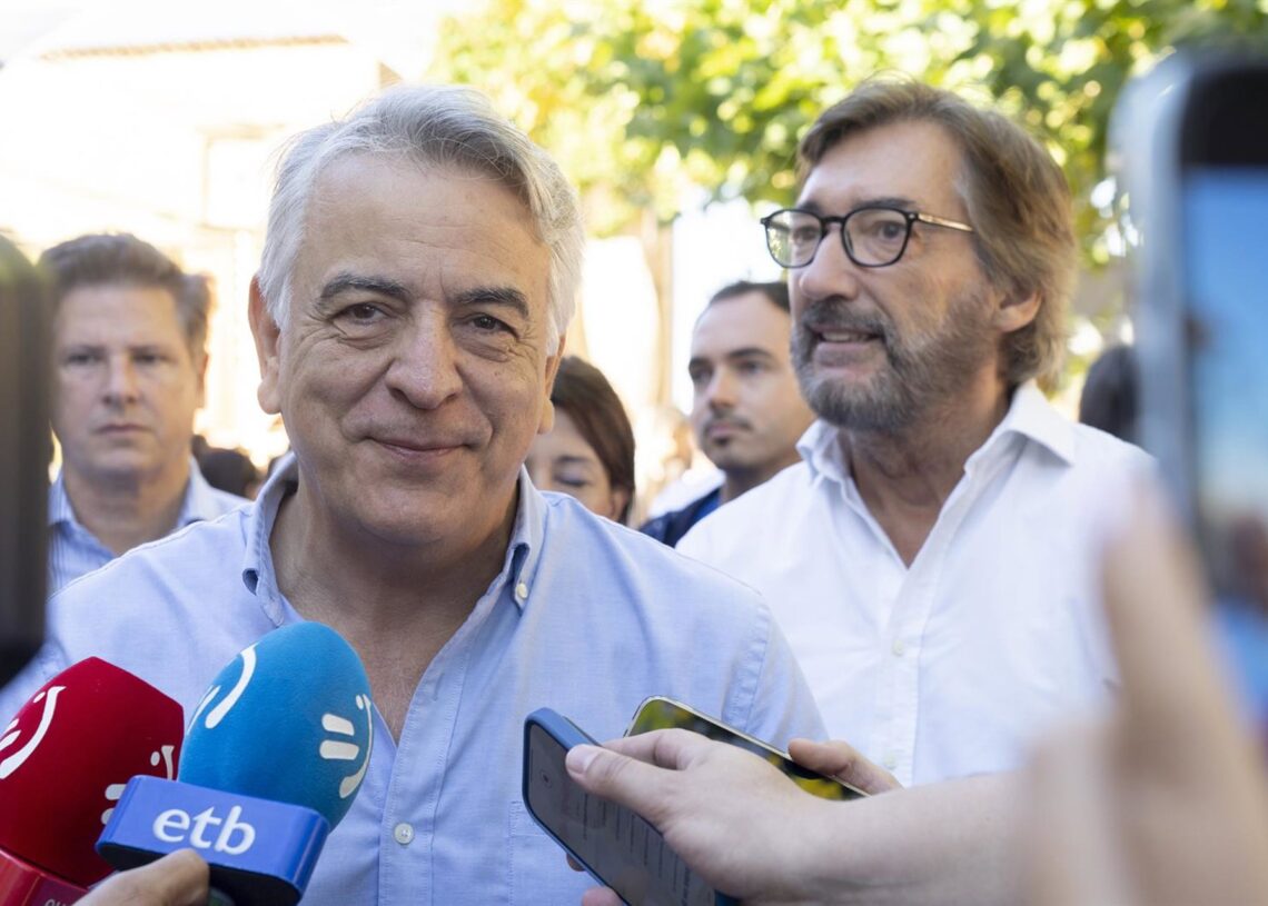 Archivo - El presidente del PP vasco, Javier De Andrés, atiende a los medios durante un acto con motivo de la fiesta de la vendimia, a 14 de septiembre de 2025, en Leza, ÁlavaIñaki Berasaluce - Europa Press - Archivo
