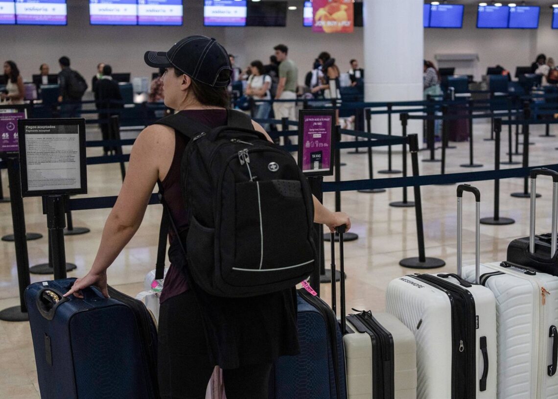 Archivo - 04 July 2024, Mexico, Cancun: Tourists wait in a terminal at the international airport for their departure. Felix Marquez/dpa - Archivo