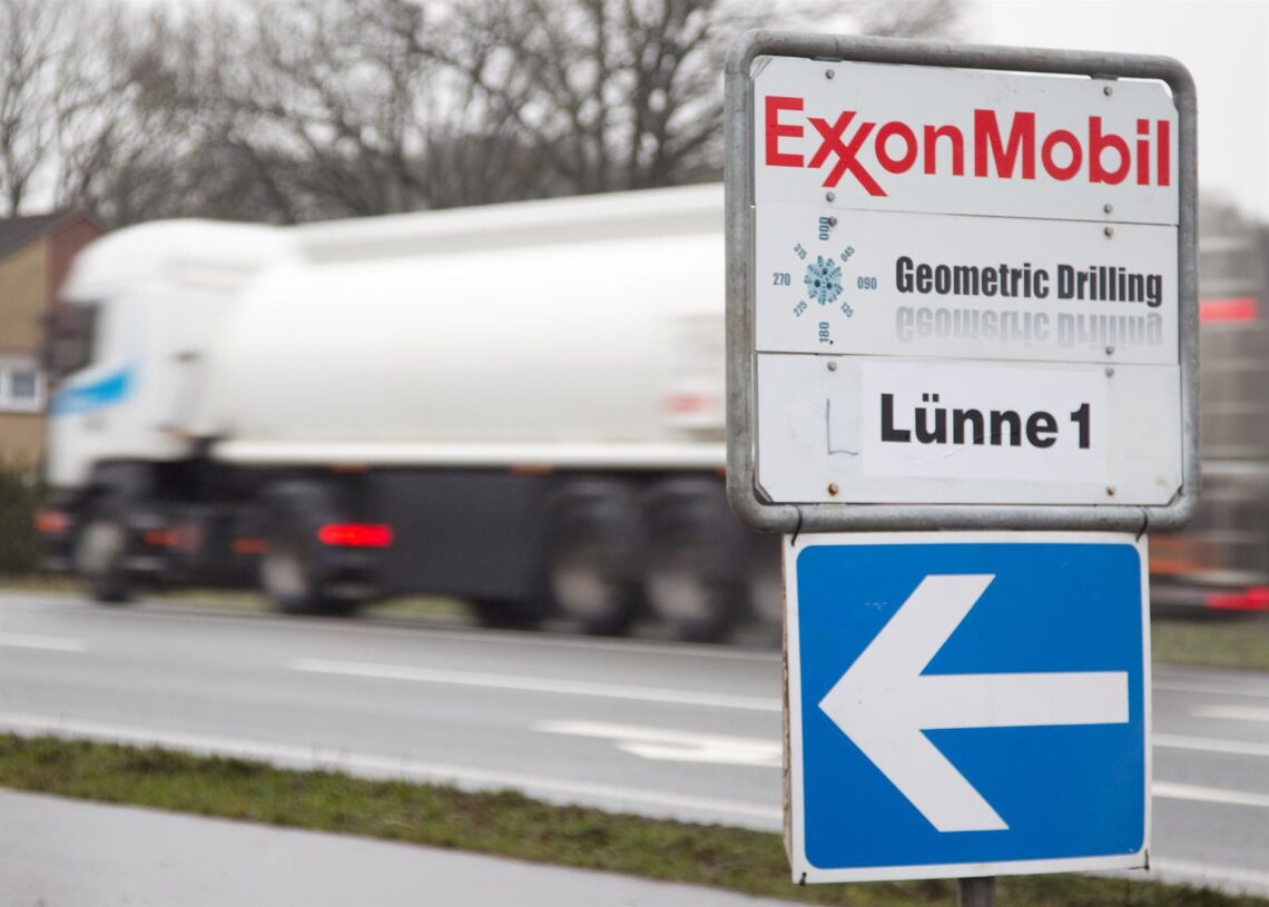 Archivo - FILED - 14 January 2011, Luenne: A general view of a sign reading "Exxon Mobil Geometric Drilling Luenne 1". US oil and gas company Exxon Mobil has entered into a definitive agreement to acquire US energy company Denbury in an all-stock deal valPicture Alliance / Dpa - Archivo