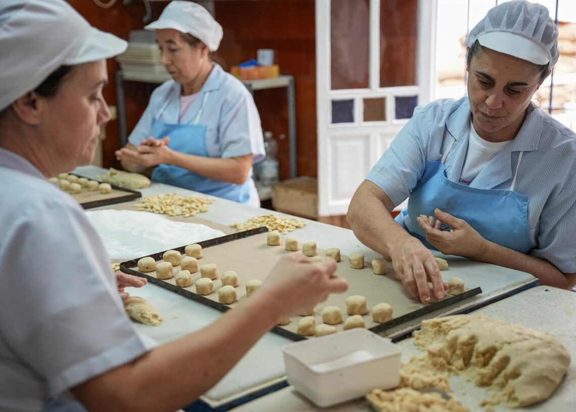 Archivo - Trabajadoras de una fábrica en Sevilla (Andalucía) María José López - Europa Press - Archivo