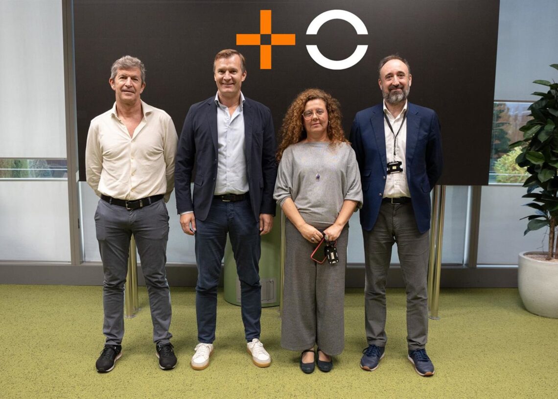 Archivo - De izquierda a derecha: Alfredo Mesa (UGT); el consejero delegado de MasOrange, Meinrad Spenger; Ramona Pineros (CCOO) y Antonio Pérez (Fetico), tras la firma del convenio colectivo en MasOrange, a 30 de octubre de 2025, en Madrid (España)MASORANGE - Archivo