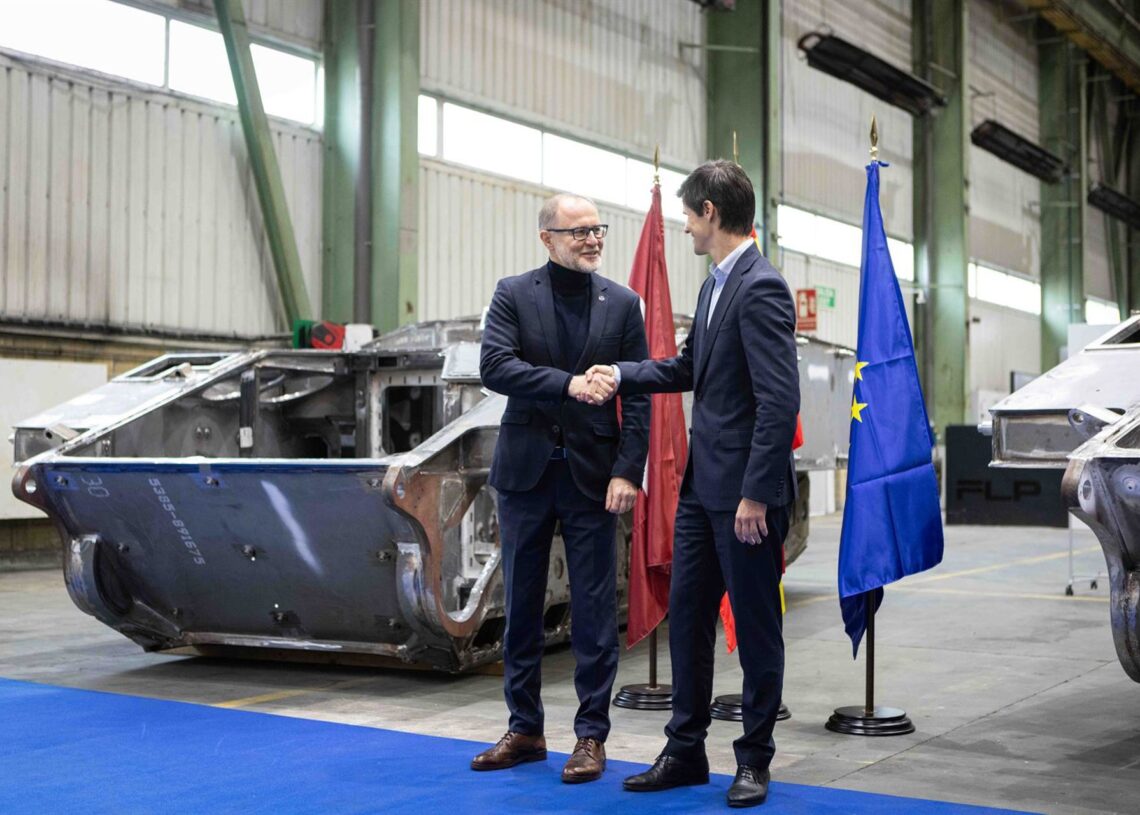 El ministro de Defensa de Letonia, Andris Spruds (i), y el director general de Santa Bárbara Sistemas, Alejandro Page (d), durante una visita a la fábrica GDELS-SBS en Trubia, a 31 de octubre de 2025, en Oviedo, Asturias (España). Spruds ha visitado la fáImanol Rimada - Europa Press