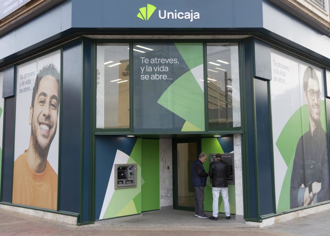 Archivo - Una oficina de Unicaja.DANIEL PÉREZ - Archivo