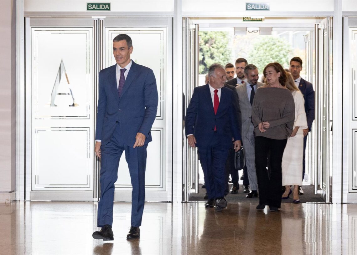 El presidente del Gobierno, Pedro Sánchez, el ministro de  Memoria Democrática, Ángel Víctor Torres (c) y la presidenta del Congreso, Francina Armengol (d) durante un acto con motivo del Día de Recuerdo y Homenaje a todas las víctimas del franquismo.Eduardo Parra - Europa Press