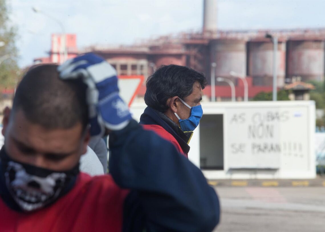 Archivo - Empleados de Alcoa durante el segundo de día manifestación convocada frente a la fábrica tras la ejecución oficial del ERE de 524 trabajadores, en San Cibrao, A Mariña, Lugo, Galicia (España), a 10 de octubre de 2020. Dicha concentración se debeCarlos Castro - Europa Press - Archivo