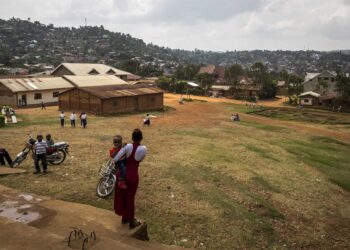Archivo - Un grupo de personas desplazadas en la ciudad de Beni, situada en la provincia de Kivu Norte, en el este de República Democrática del Congo (RDC)GAEL CLOAREC / ZUMA PRESS / CONTACTOPHOTO