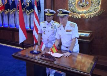 El jefe del Estado Mayor de la Armada, almirante general Antonio Piñeiro, con su homólogo de Indonesia.ARMADA