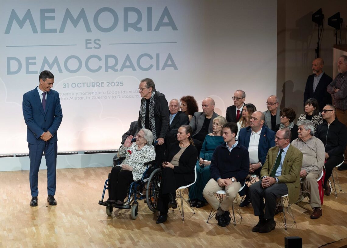 (I-D) El presidente del Gobierno, Pedro Sánchez, con María Luisa Ramos Barril y Laura García Lorca de los Ríos, sobrina de Federico García Lorca, y otros homenajeados durante un acto con motivo del 'Día de Recuerdo y Homenaje a todas las víctimas del golpEduardo Parra - Europa Press