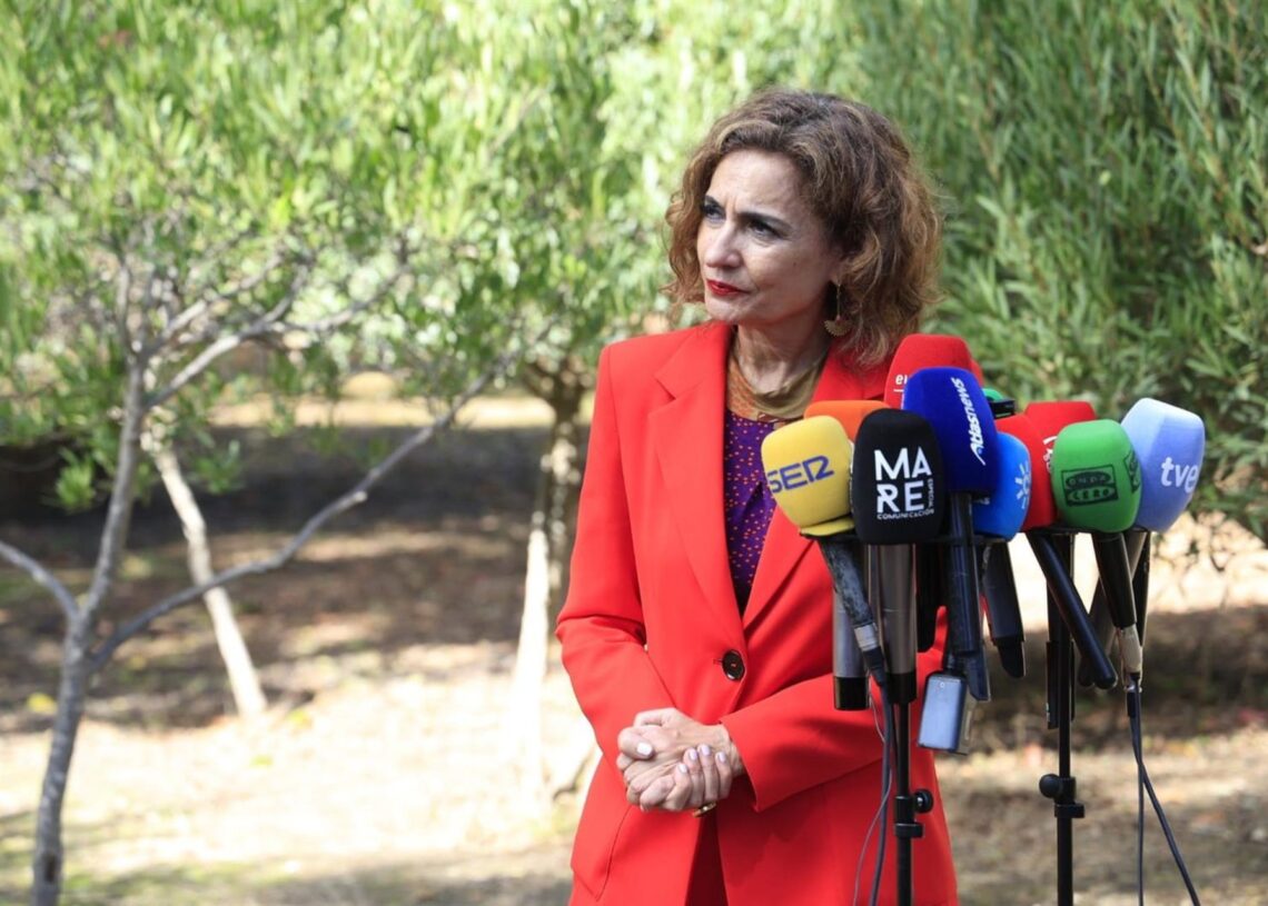 La vicepresidenta primera del Gobierno, María Jesús Montero, atiende a los medios en Algeciras (Cádiz) este viernes.NONO RICO/EUROPA PRESS