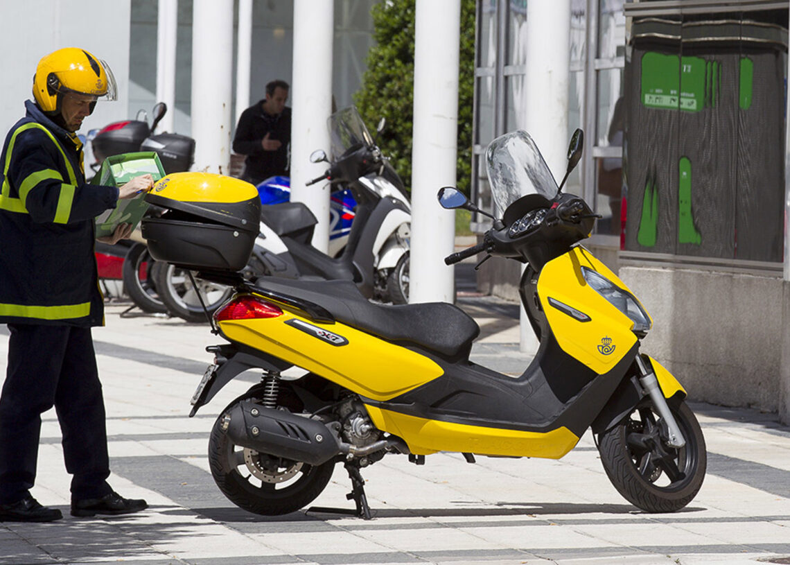 Archivo - Repartidor de CorreosCorreos - Archivo