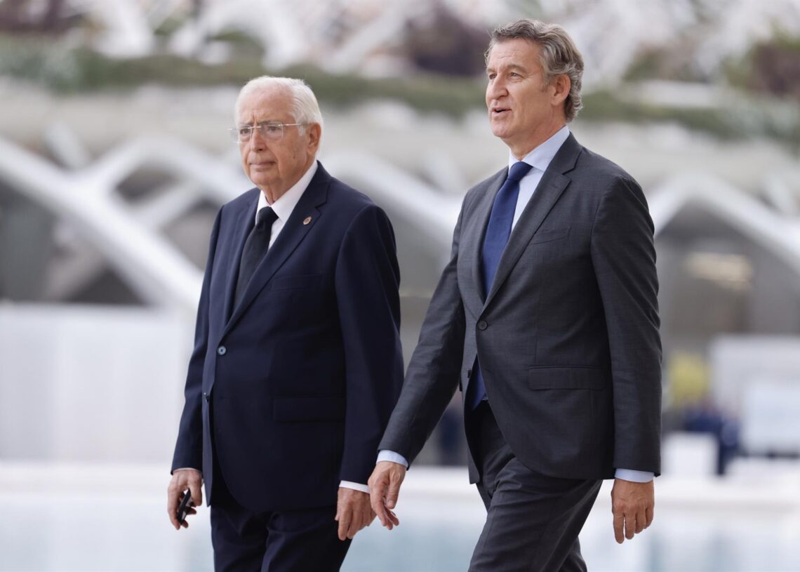 El presidente del PP, Alberto Núñez Feijóo, a su llegada al homenaje a las víctimas de la dana, en el Museo de las Ciencias Príncipe Felipe, a 29 de octubre de 2025, en Valencia, Comunidad Valenciana (España). Rober Solsona - Europa Press