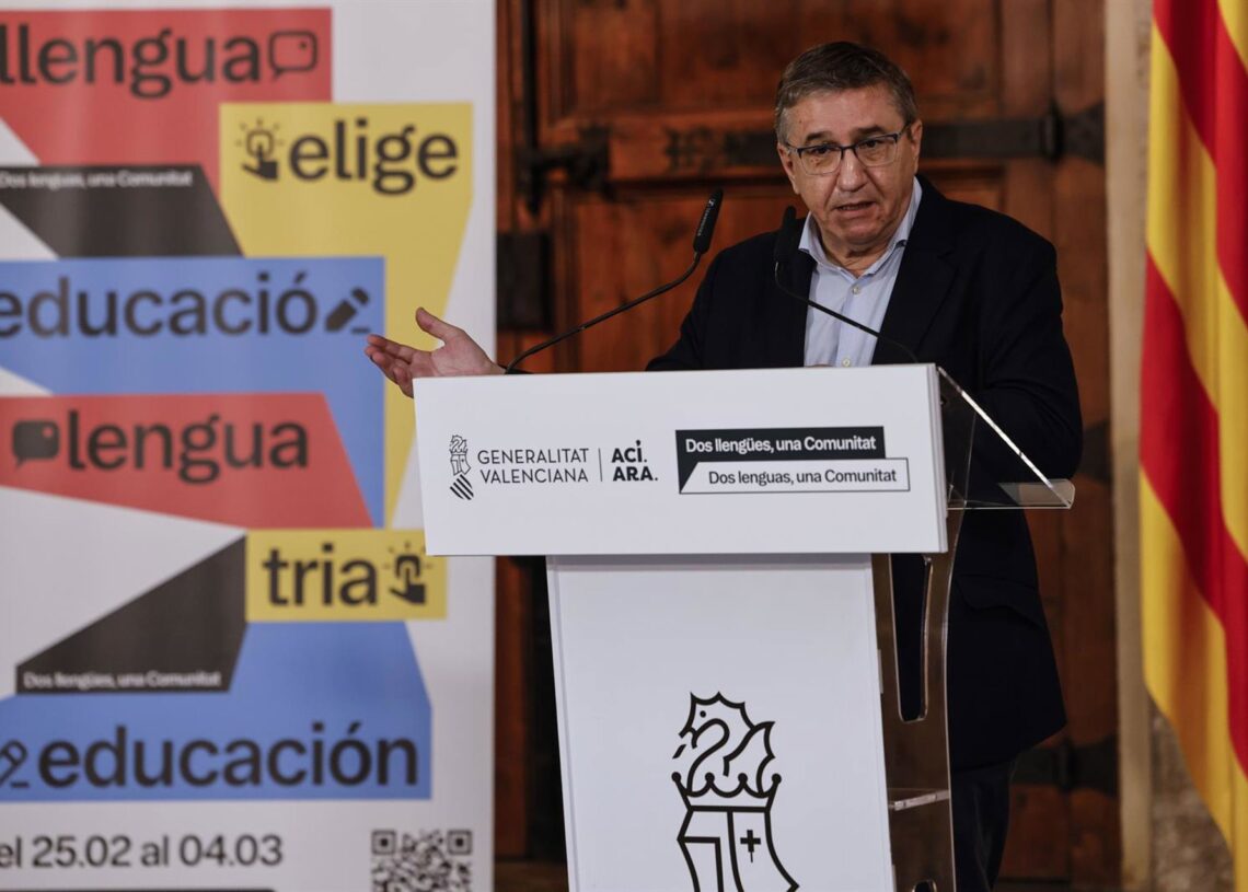 Archivo - El conseller de Educación, Cultura, Universidades y Empleo de la Generalitat Valenciana, José Antonio Rovira, interviene durante la presentación de la campaña sobre la elección de la lengua base en los centros educativos. ARCHIVO. Rober Solsona - Europa Press - Archivo