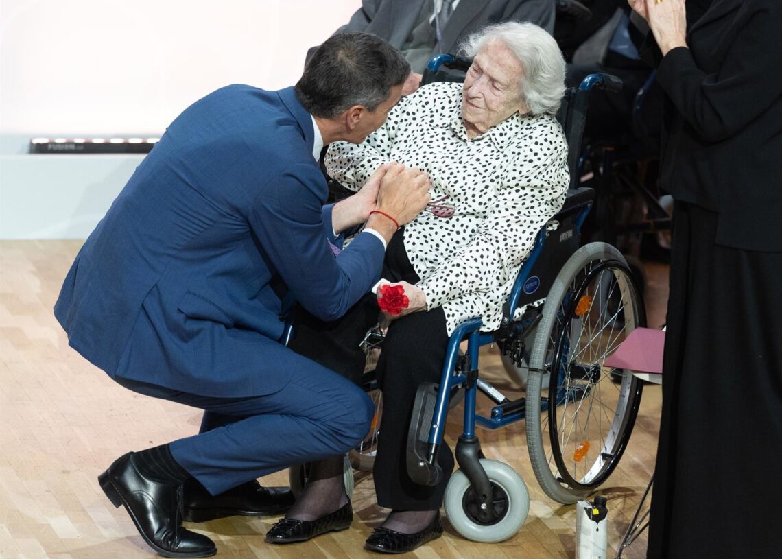 El presidente del Gobierno, Pedro Sánchez, con María Luisa Ramos Barril durante un acto con motivo del 'Día de Recuerdo y Homenaje a todas las víctimas del golpe militar, la Guerra Civil y la Dictadura'.Eduardo Parra - Europa Press