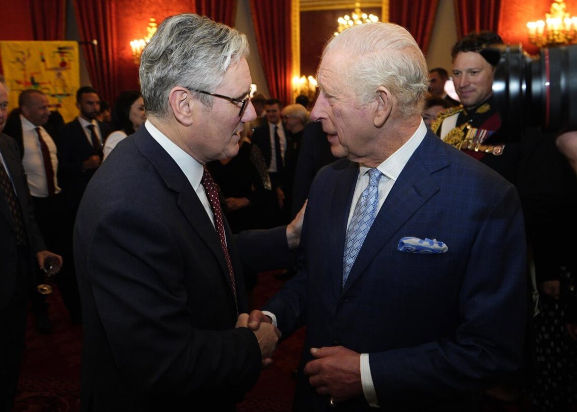 El primer ministro de Reino Unido, Keir Starmer, y el rey Carlos III se saludan en LondresAaron Chown/PA Wire/dpa