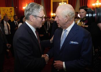 El primer ministro de Reino Unido, Keir Starmer, y el rey Carlos III se saludan en LondresAaron Chown/PA Wire/dpa