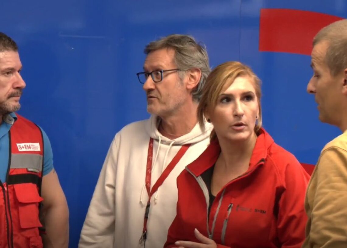 Salomé Pradas junto a técnicos el día de la dana.EUROPA PRESS