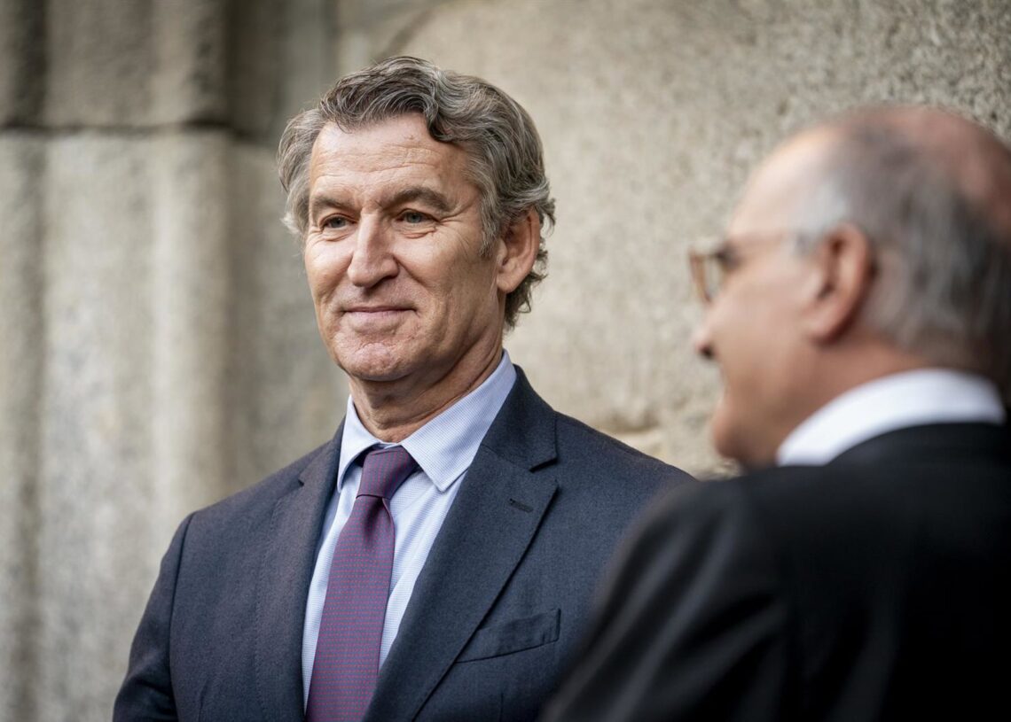 El presidente del Partido Popular, Alberto Núñez Feijóo, a su llegada al ingreso del ex jefe de la Casa de Su Majestad el Rey Jaime Alfonsín Alfonso como académico de número, en la Real Academia de Ciencias Morales y Políticas, a 27 de octubre de 2025, enA. Pérez Meca - Europa Press