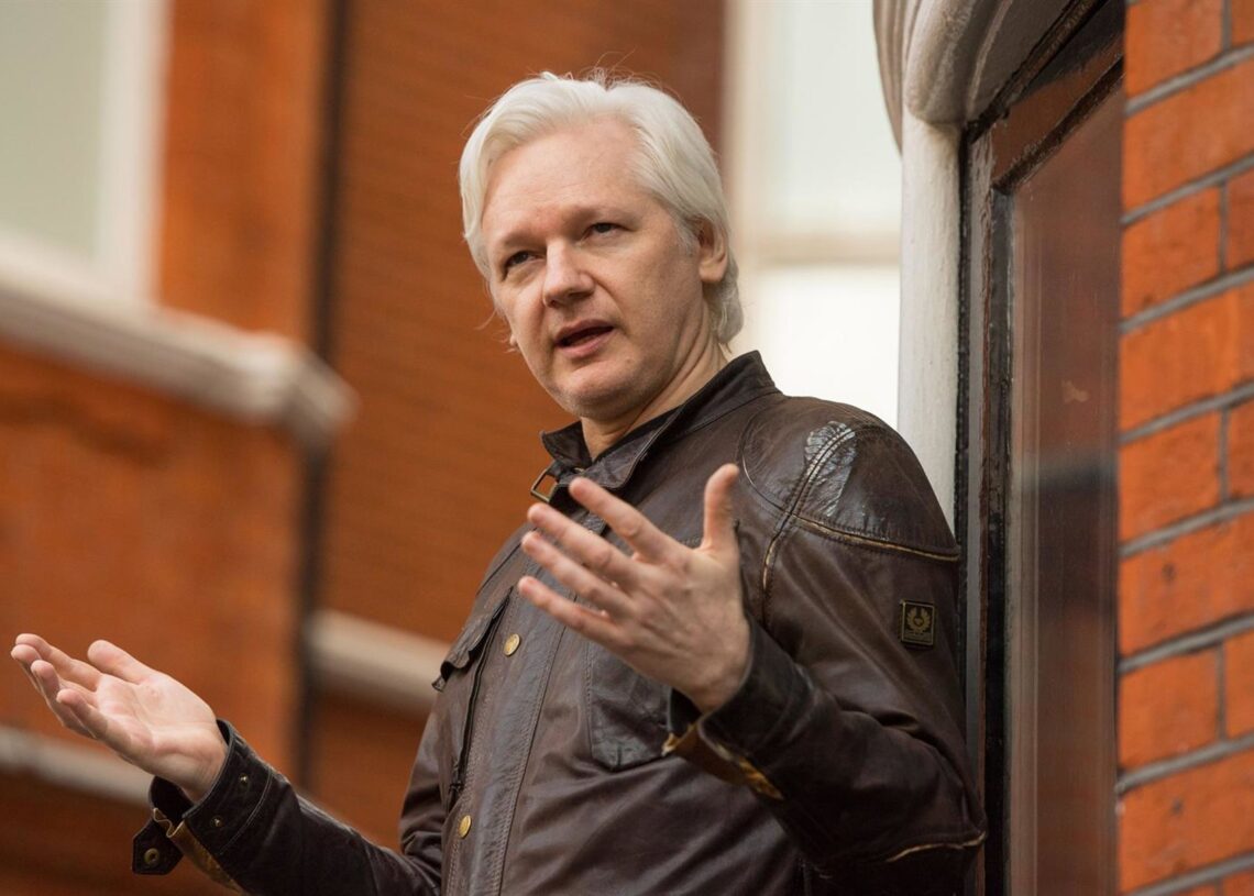 Archivo - Julian Assange habla desde el balcón de la Embajada de Ecuador en Londres en 2017.Dominic Lipinski/PA Wire/dpa - Archivo