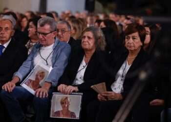 Familiares de las víctimas durante el homenaje a las víctimas de la dana, en el Museo de las Ciencias Príncipe Felipe, a 29 de octubre de 2025, en Valencia, Comunidad Valenciana (España). Sus Majestades los Reyes y otros cargos institucionales asisten al funeral de estado en memoria de las víctimas de la dana, coincidiendo con el primer aniversario de la catástrofe.
Rober Solsona / Europa Press
29 OCTUBRE 2025;REYES;VALENCIA;DANA
29/10/2025