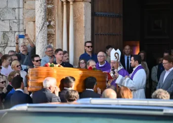 El arzobispo de Mérida-Badajoz, José Rodríguez Carballo, recibe el féretro con los restos de Guillermo Fernández Vara en su funeral - ANDRÉS RODRÍGUEZ/ EUROPA PRESS