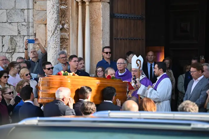 El arzobispo de Mérida-Badajoz, José Rodríguez Carballo, recibe el féretro con los restos de Guillermo Fernández Vara en su funeral - ANDRÉS RODRÍGUEZ/ EUROPA PRESS
