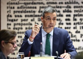 El presidente del Gobierno, Pedro Sánchez, comparece en la Comisión de Investigación sobre el 'caso Koldo', en el Senado, a 30 de octubre de 2025, en Madrid (España). Sánchez, comparece ante la comisión de investigación sobre los contratos, licencias, concesiones y ayudas del Ejecutivo y del sector público vinculadas con la intermediación de Koldo García Izaguirre, exasesor del exministro José Luis Ábalos, y con las demás personas implicadas en la trama investigada en la Operación Delorme. La comisión pretende abordar las actuaciones del Gobierno en relación con estos contratos y los presuntos delitos de corrupción que puedan guardar relación, directa o indirectamente, con la trama investigada en la Operación Delorme.

Eduardo Parra / Europa Press
30/10/2025