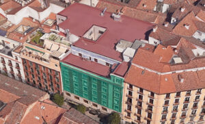 Cuatro muertos en el derrumbe del edificio de la calle Hileras: los equipos de emergencia localizan los cuerpos de los desaparecidos