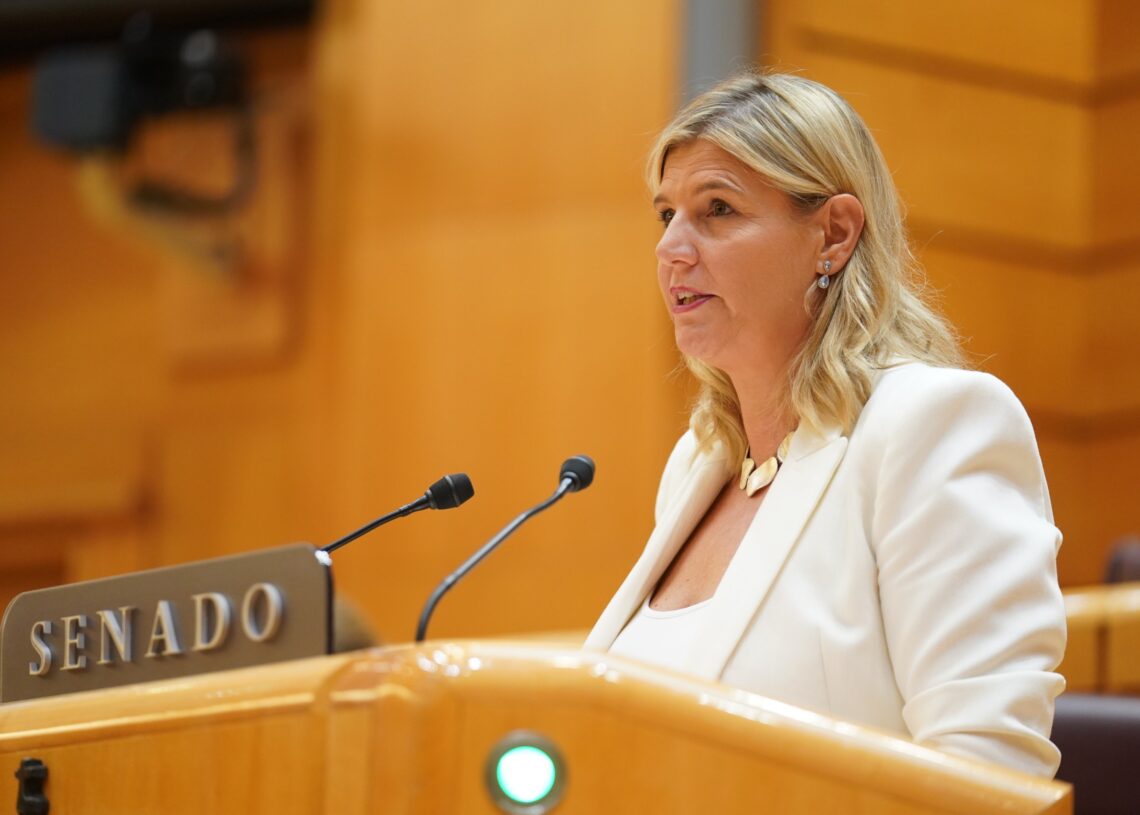 La senadora designada por el Parlamento de Andalucía y portavoz del PP en la Comisión de Función Pública, Inmaculada Hernández Rodríguez, durante el debate de toma en consideración de la Ley de reforma de la Rey de Bases de Régimen Local, el 1 de octubre de 2025 | PP