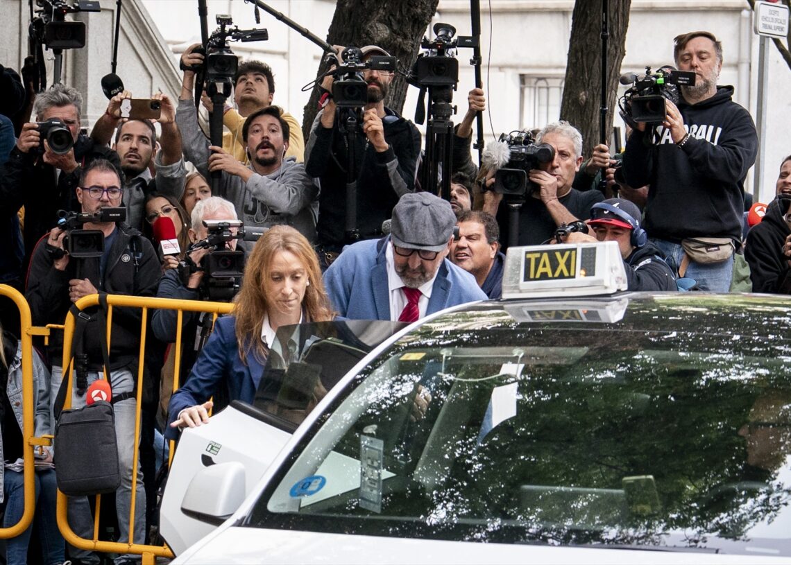El exasesor ministerial Koldo García a su llegada al Tribunal Supremo, a 15 de octubre de 2025, en Madrid (España). Koldo acude a declarar en el marco de la causa en la que se le investiga por su presunta participación en una supuesta trama de cobro de comisiones a cambio de adjudicaciones públicas, el ‘caso Koldo’. El magistrado Leopoldo Puente le ha vuelto a citar a raíz de la información recabada en el último informe de la Unidad Central Operativa (UCO) de la Guardia Civil sobre la situación patrimonial del exministro José Luis Ábalos.

A. Pérez Meca / Europa Press
16/10/2025