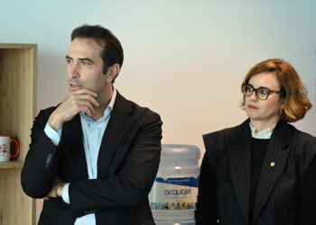 El ministro de Economía, Comercio y Empresa, Carlos Cuerpo, y la diputada general de Bizkaia Elixabete Etxanobe durante una visita a la incubadora de empresas del B Accelerator Tower, el pasado 1 de octubre de 2025, en Bilbao | DAVID DE HARO (EUROPA PRESS)