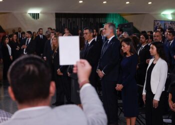 El presidente del Gobierno, Pedro Sánchez; y los reyes Felipe VI y Letizia; durante el homenaje a las víctimas de la dana, en el Museo de las Ciencias Príncipe Felipe, a 29 de octubre de 2025, en Valencia, Comunidad Valenciana (España). Sus Majestades los Reyes y otros cargos institucionales asisten al funeral de estado en memoria de las víctimas de la dana, coincidiendo con el primer aniversario de la catástrofe.

Rober Solsona / Europa Press
29 OCTUBRE 2025;REYES;VALENCIA;DANA
29/10/2025