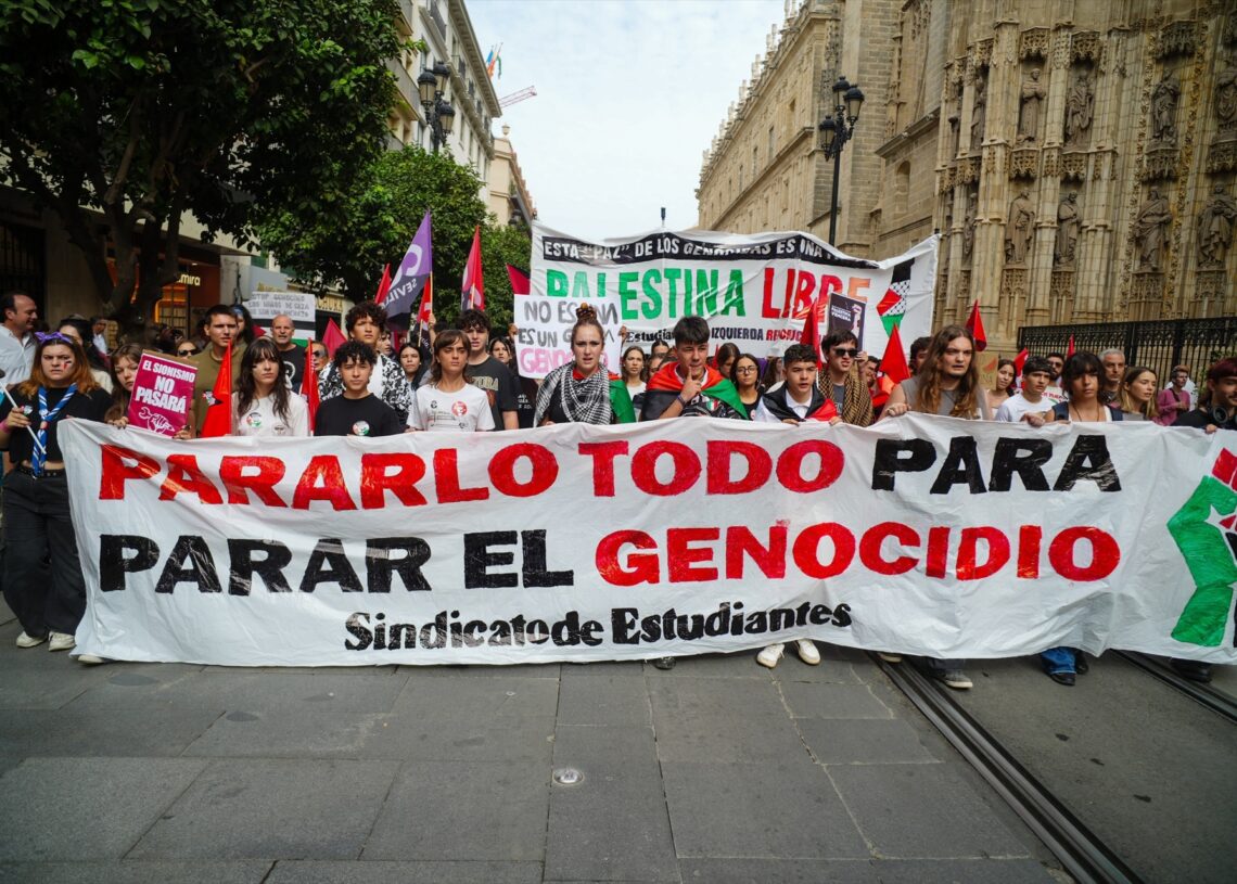 Imágenes de la manifestación de estudiantes convocada en apoyo al pueblo palestino en Sevilla. A 15 de octubre de 2025, en Sevilla (Andalucía, España). La comunidad estudiantil en Sevilla a secundado la convocatoria de huelga contra el genocidio en Gaza y por el pueblo palestino.

Francisco J. Olmo / Europa Press
15/10/2025