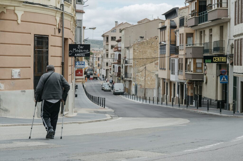 Imagen de archivo de un hombre en Vilafranca. | Paco Poyato (Europa Press).
