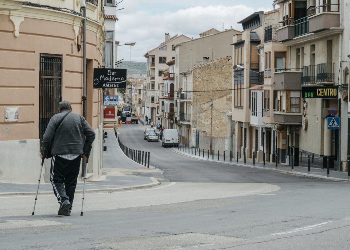 Imagen de archivo de un hombre en Vilafranca. | Paco Poyato (Europa Press).