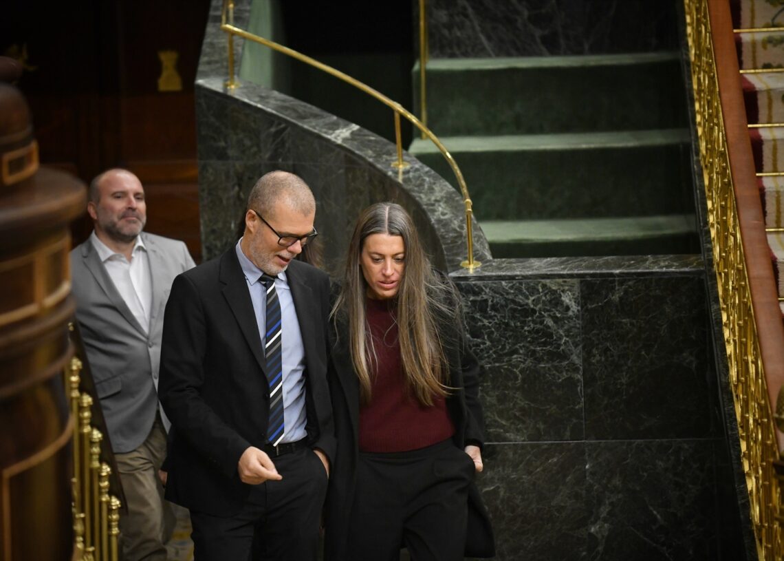 El diputado de Junts, Josep Maria Cruset y la portavoz de Junts en el Congreso, Miriam Nogueras durante una sesión plenaria en el Congreso de los Diputados | Fernando Sánchez (Europa Press).