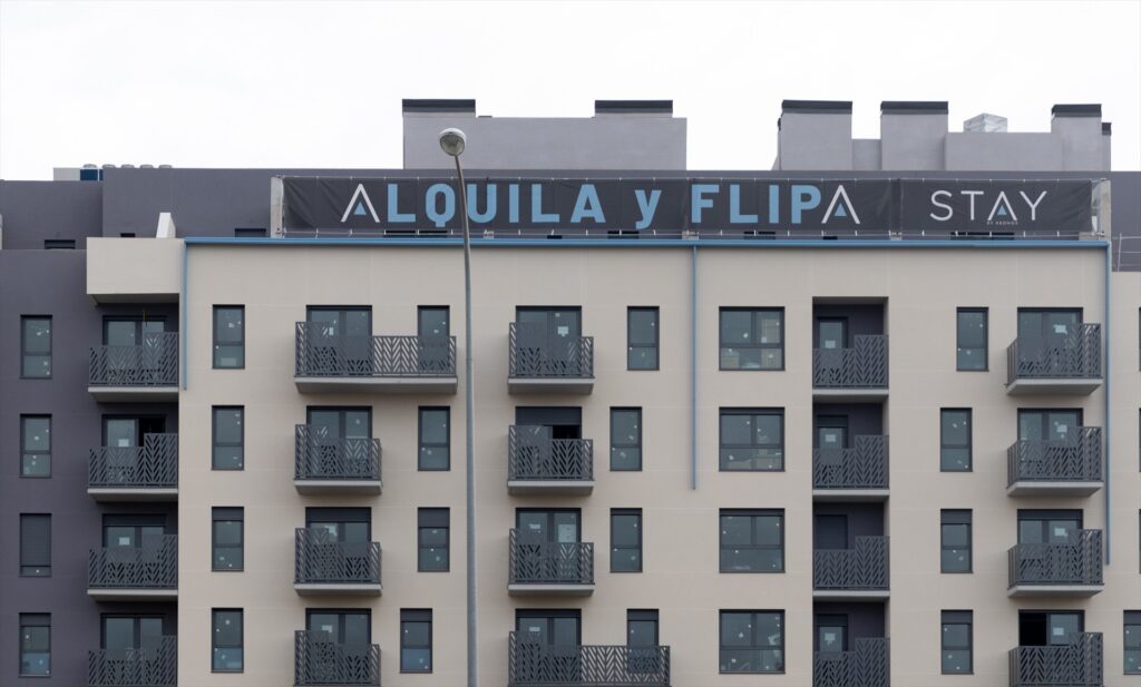Un edificio con un cartel que anuncia alquileres. Eduardo Parra/Europa Press.