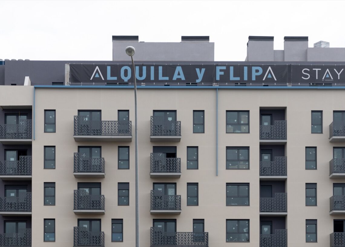 Un edificio con un cartel que anuncia alquileres. Eduardo Parra/Europa Press.