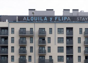 Un edificio con un cartel que anuncia alquileres. Eduardo Parra/Europa Press.