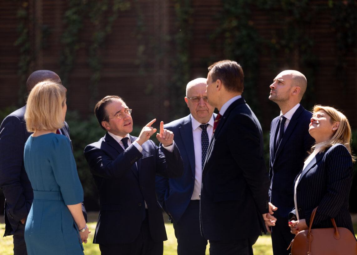 Foto de familia con los ministros de Asuntos Exteriores de Reino Unido, David Lammy, España, José Manual Albares, Polonia, Radoslaw Sikorski, Francia, Jean-Noël Barrot, e Italia, y la Alta representante de la Unión para Asuntos Exteriores y Política de Seguridad, Kaja Kallas, durante la reunión ministerial sobre seguridad europea y Ucrania, en el Palacio de Viana, a 31 de marzo de 2025, en Madrid (España).
Eduardo Parra / Europa Press
31/3/2025