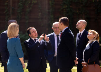 Foto de familia con los ministros de Asuntos Exteriores de Reino Unido, David Lammy, España, José Manual Albares, Polonia, Radoslaw Sikorski, Francia, Jean-Noël Barrot, e Italia, y la Alta representante de la Unión para Asuntos Exteriores y Política de Seguridad, Kaja Kallas, durante la reunión ministerial sobre seguridad europea y Ucrania, en el Palacio de Viana, a 31 de marzo de 2025, en Madrid (España). 
Eduardo Parra / Europa Press
31/3/2025