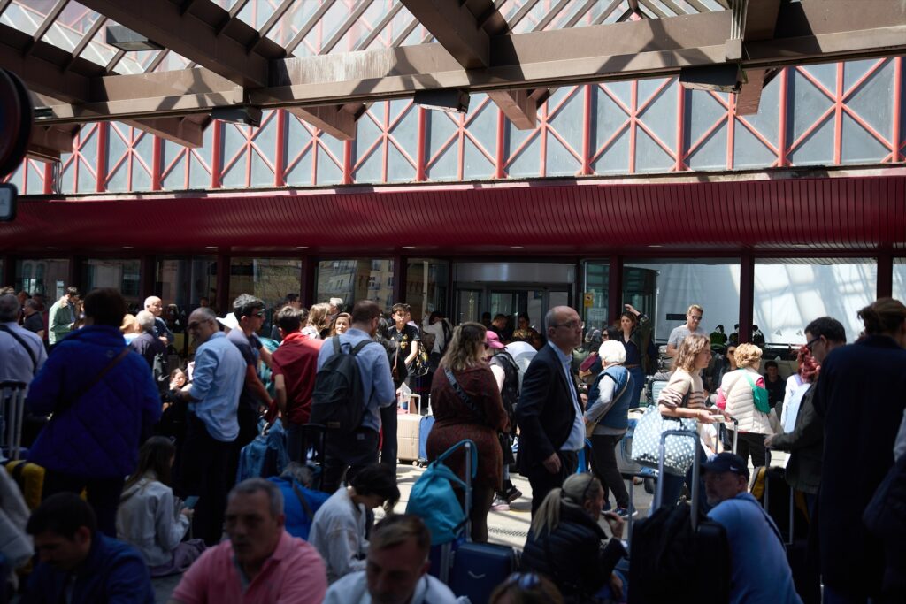 La Estación de Atocha de Madrid durante el apagón del 28 de abril. Jesús Hellín/Europa Press.