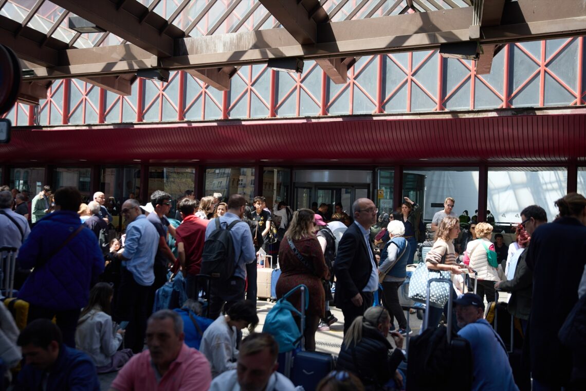 La Estación de Atocha de Madrid durante el apagón del 28 de abril. Jesús Hellín/Europa Press.