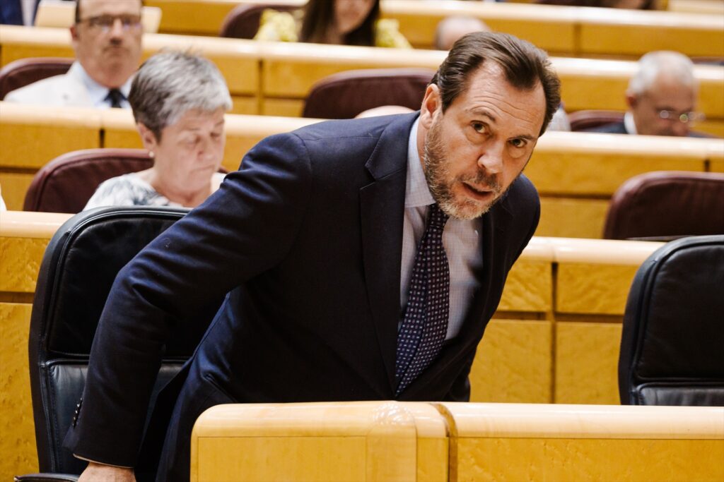 El ministro de Transportes y Movilidad Sostenible, Óscar Puente, durante una sesión de control al Gobierno en el Senado | Carlos Luján (Europa Press).