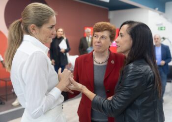 La vicepresidenta tercera y ministra para la Transición Ecológica y el Reto Demográfico, Sara Aagesen (i), conversa con la presidenta de Redeia, Beatriz Corredor (d). Eduardo Parra/Europa Press.